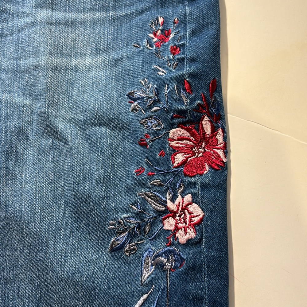 WHBM , The girlfriend embroidered jeans, size 10 - Picture 5 of 10